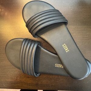 TKEES Black Ribbed Single‑Strap Slides